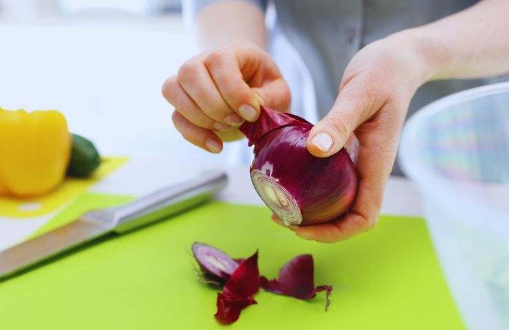 pulire cipolla con le mani