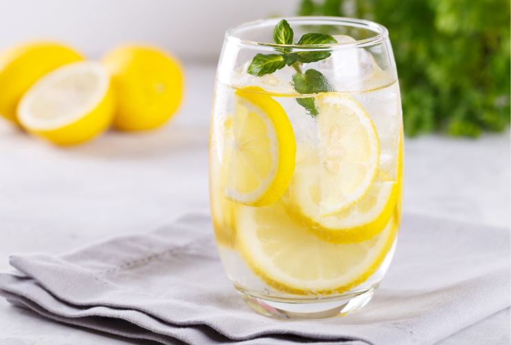 Acqua e limone bere al mattino - pizzeriapace.it
