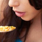 Una donna che sta mangiando