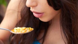 Una donna che sta mangiando