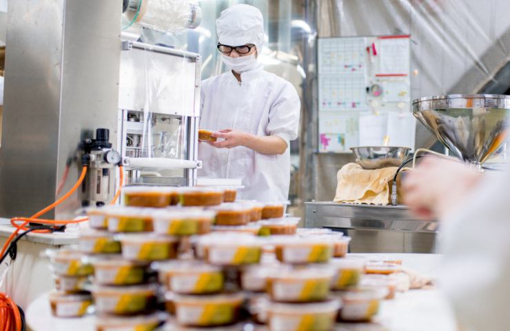 Un impianto industriale di cibi ultra processati