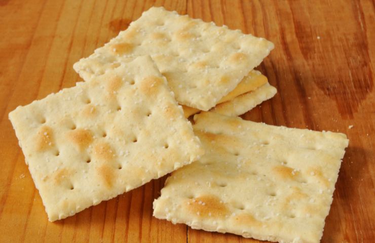 Dei crackers su un tavolo