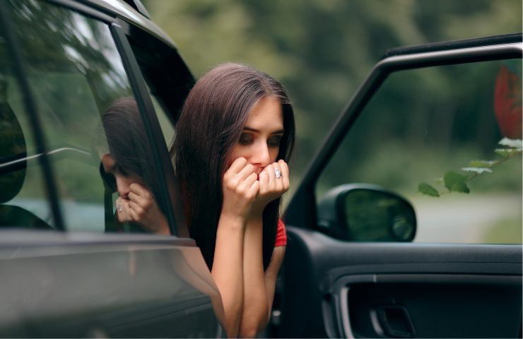 Una donna con il mal d'auto