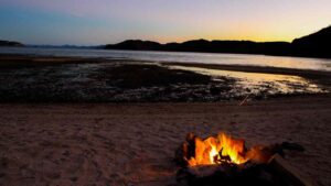 Un falò di Ferragosto in spiaggia prima di notte