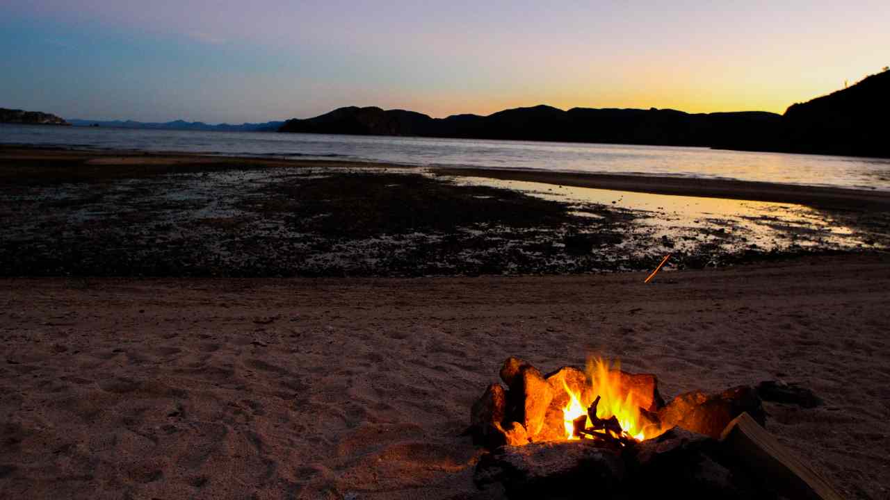 Un falò di Ferragosto in spiaggia prima di notte