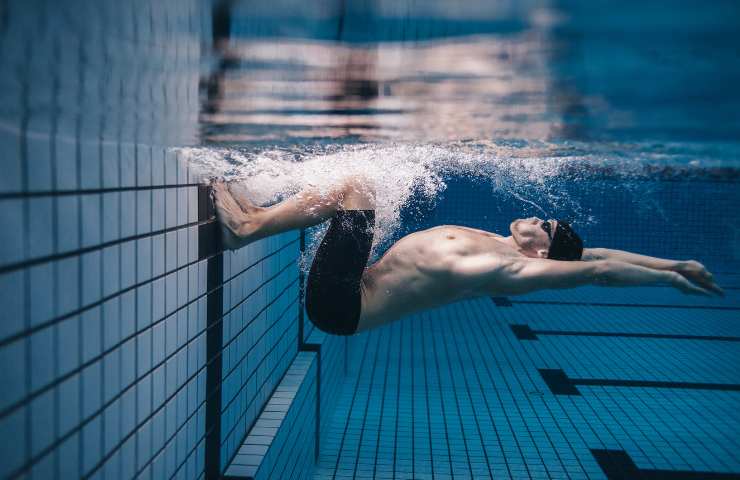 Un nuotatore che cambia direzione in piscina