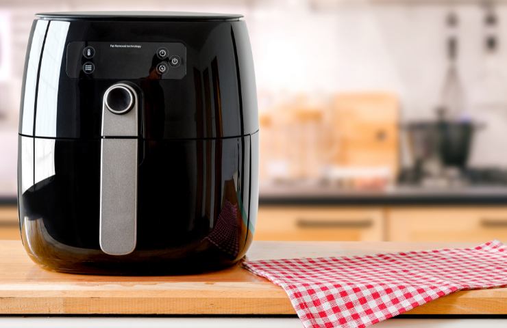 Una friggitrice ad aria in cucina