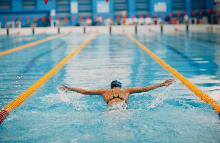 Una persona che sta nuotando in piscina