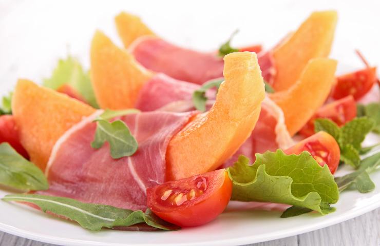 Prosciutto crudo e melone con rucola e pomodorini