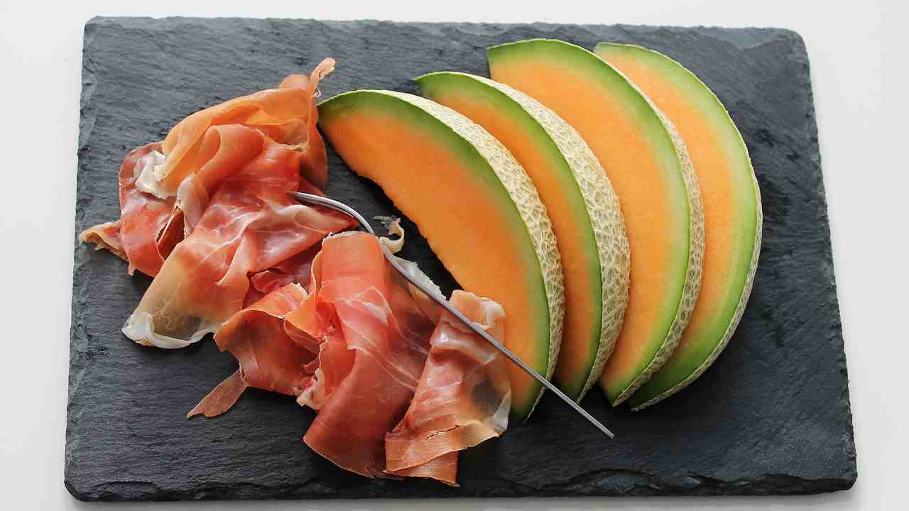 Prosciutto e melone serviti
