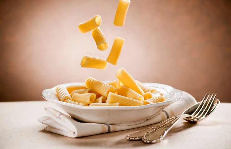 Della pasta cruda in un piatto