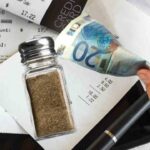 Uno scontrino al ristorante con pepe e 20 euro