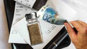 Uno scontrino al ristorante con pepe e 20 euro