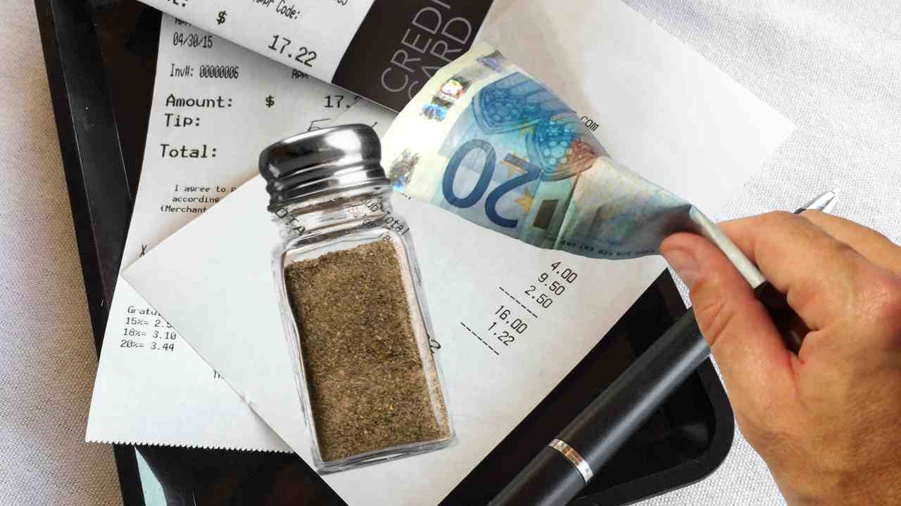 Uno scontrino al ristorante con pepe e 20 euro
