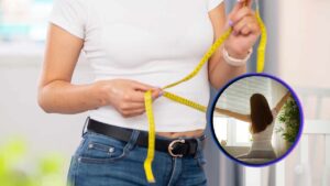 Una donna che misura il suo girovita